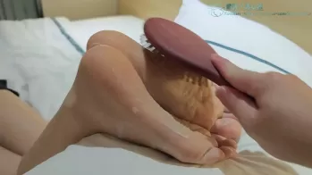【甘碧妹摄】第一期，莲妹嫩足痒虐＋玩弄莲妹腋窝到通红
