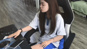 《学妹劫难》又御又甜的小饱惨歹徒折磨~