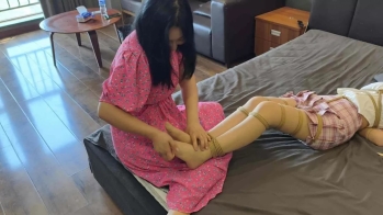 姐妹花同好看TK片心痒，绑上自己TK，没想到两人都特别怕痒